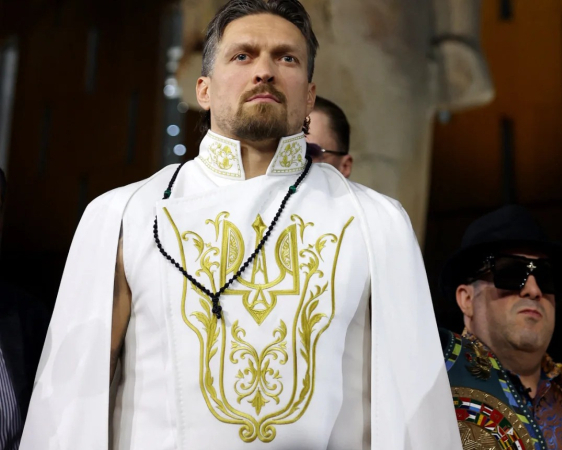 Тризуб як головний акцент: Усик вийшов у унікальному образі в Гізі