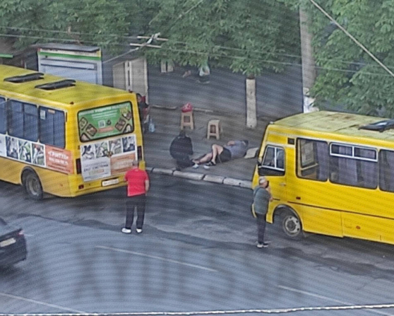 В Одесі ворог атакував транспорт на зупинці, двоє постраждалих