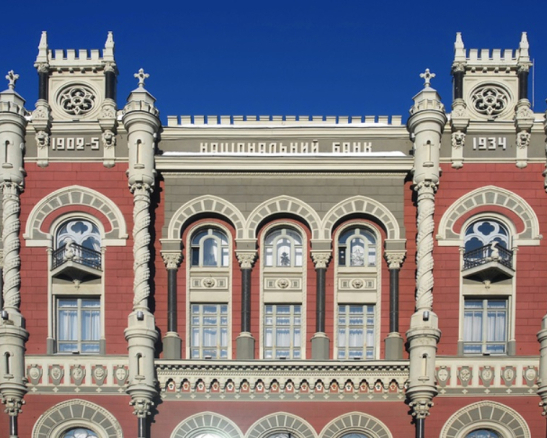 Гривня зміцнює позиції: НБУ оновив курс долара і євро на 25 червня