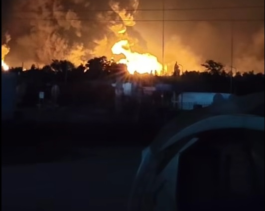 В РФ палають два НПЗ: Зеленський підтвердив ураження у Краснодарському та Ярославському регіонах