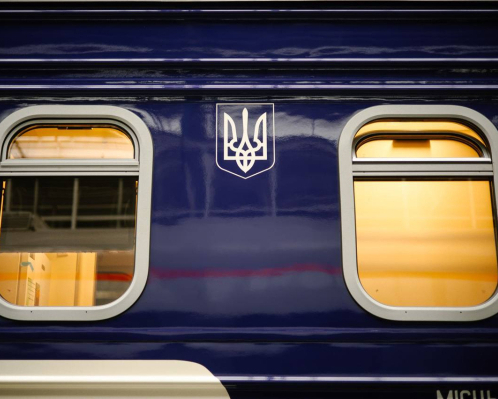 Десятки поїздів курсують із запізненням