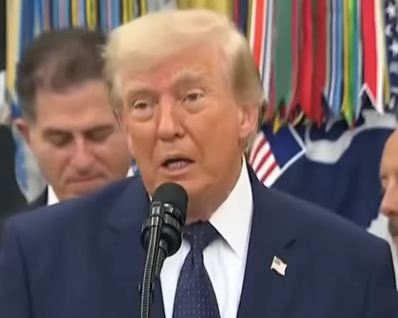 Трамп полетів на саміт НАТО в поганому настрої, що може призвести до конфліктів – ЗМІ