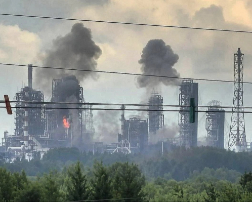 Атака українських дронів зупинила найбільший нафтопереробний завод Росії