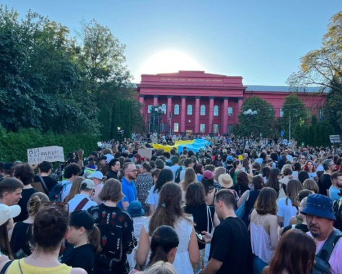 “Влада – це народ”: у Києві відбувається масова хода за реформи в секторі оборони України