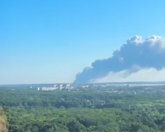 Цієї ночі уражені одразу Саратовський НПЗ та військовий аеродром “Енгельс” – Зеленський