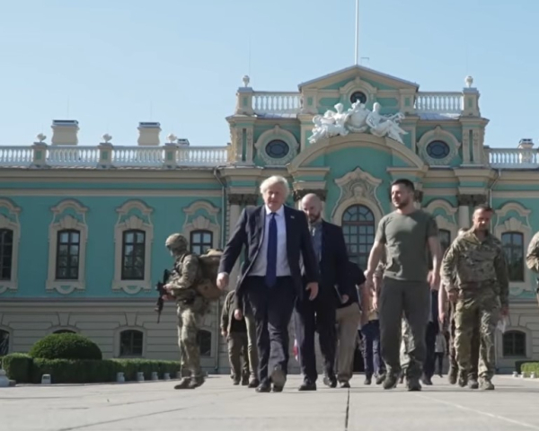 “Якщо ти хочеш продовжувати воювати, тоді ми будемо поруч”: Джонсон розповів про зустріч із Зеленським у 2022 році