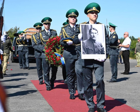 Прах полковника армії УНР Євгена Коновальця доправили в Україну